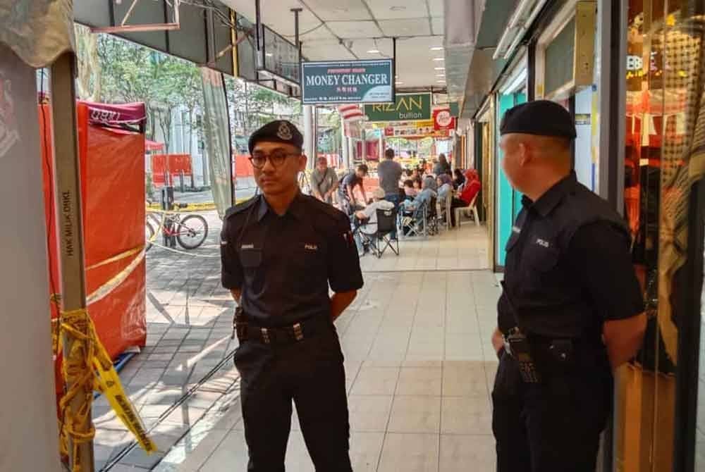 Premis perniagaan di sekitar kawasan ini didapati beroperasi seperti biasa.