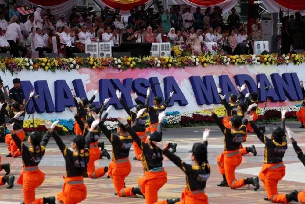 Yang di-Pertuan Agong, Sultan Ibrahim dan Raja Permaisuri Agong, Raja Zarith Sofiah berkenan menyaksikan persembahan ‘Cuci Rasuah’ ketika Sambutan Hari Kebangsaan ke-67 yang bertemakan "Malaysia Madani : Jiwa Merdeka" di Dataran Putrajaya pada Sabtu. Foto Bernama