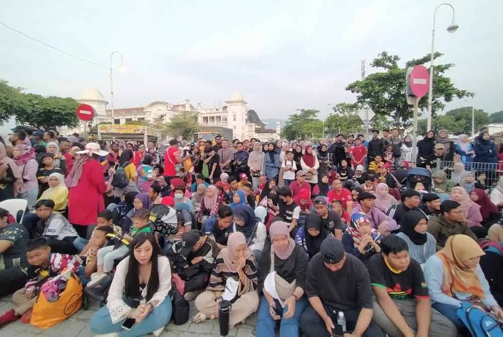 Sebahagian daripada ribuan orang ramai yang hadir menyaksikan perarakan sempena Sambutan Hari Kebangsaan Peringkat Negeri Perak Tahun 2024 di hadapan Dewan Bandaran Ipoh, Jalan Panglima Bukit Gantang Wahab, di sini pada Sabtu.