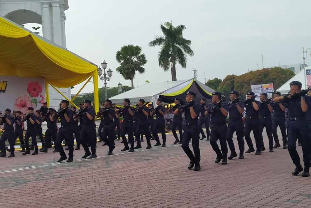 Antara kontinjen yang mengambil bahagian dalam perbarisan sempena Sambutan Hari Kebangsaan Peringkat Negeri Perak Tahun 2024 di hadapan Dewan Bandaran Ipoh, Jalan Panglima Bukit Gantang Wahab, di sini pada Sabtu.
