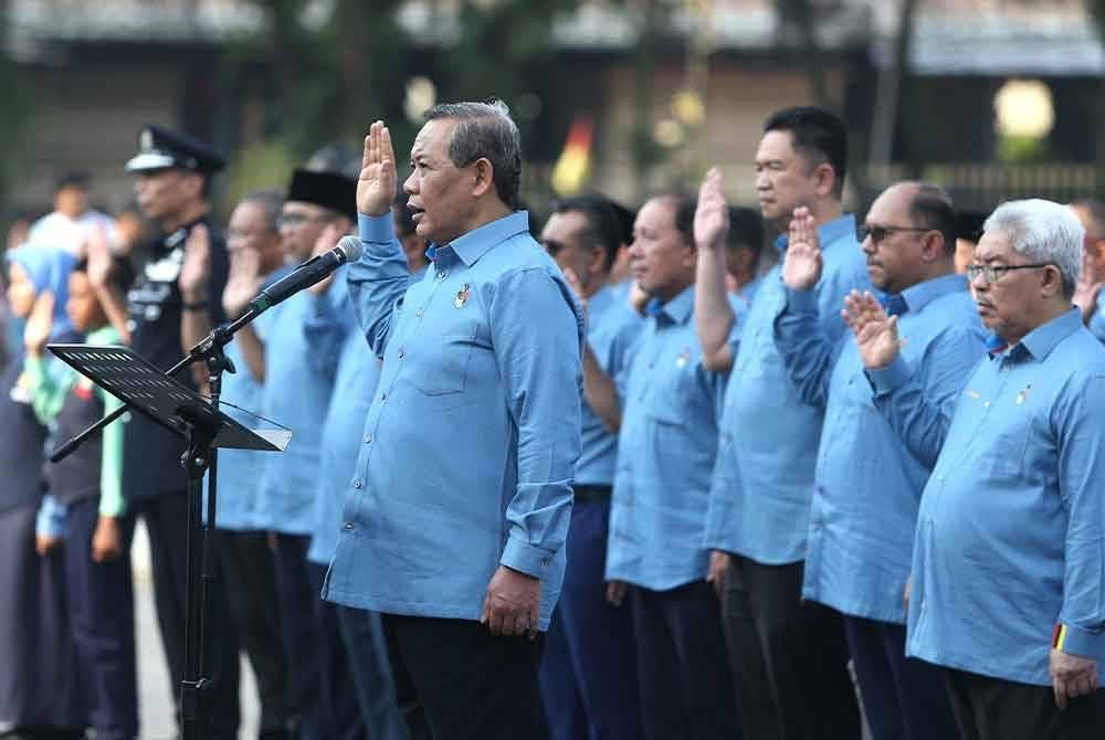 Aminuddin (depan) mengetuai bacaan ikrar Rukun Negara ketika Sambutan Hari Kebangsaan 2024 Peringkat Negeri Sembilan