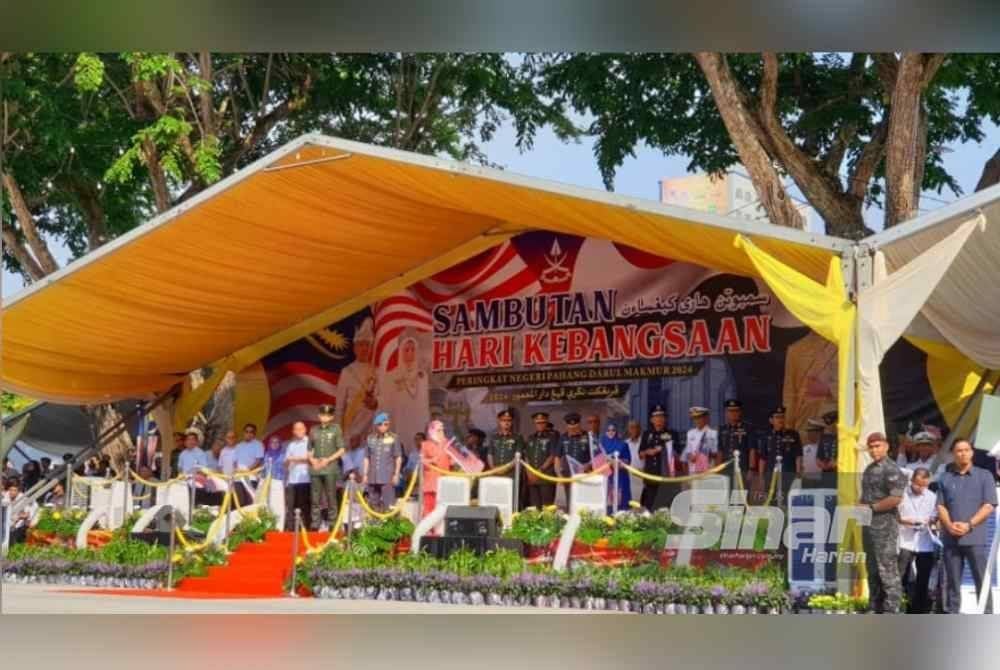 Al-Sultan Abdullah dan Tunku Azizah berangkat untuk bersama lebih 50,000 pengunjung bagi meriahkan Sambutan Hari Kebangsaan Ke-67 Peringkat Negeri Pahang yang berlangsung di Padang MBK1 di sini pada Sabtu.