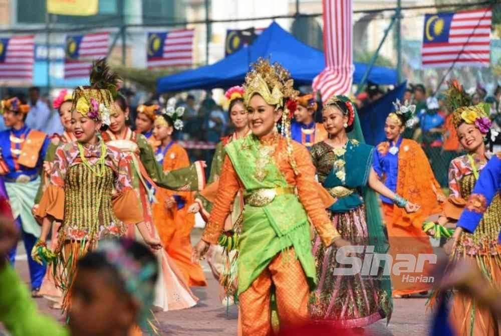 Persembahan pembukaan Sambutan Hari Kebangsaan Ke-67 Peringkat Negeri Pahang yang berlangsung di Padang MBK1 di sini pada Sabtu.