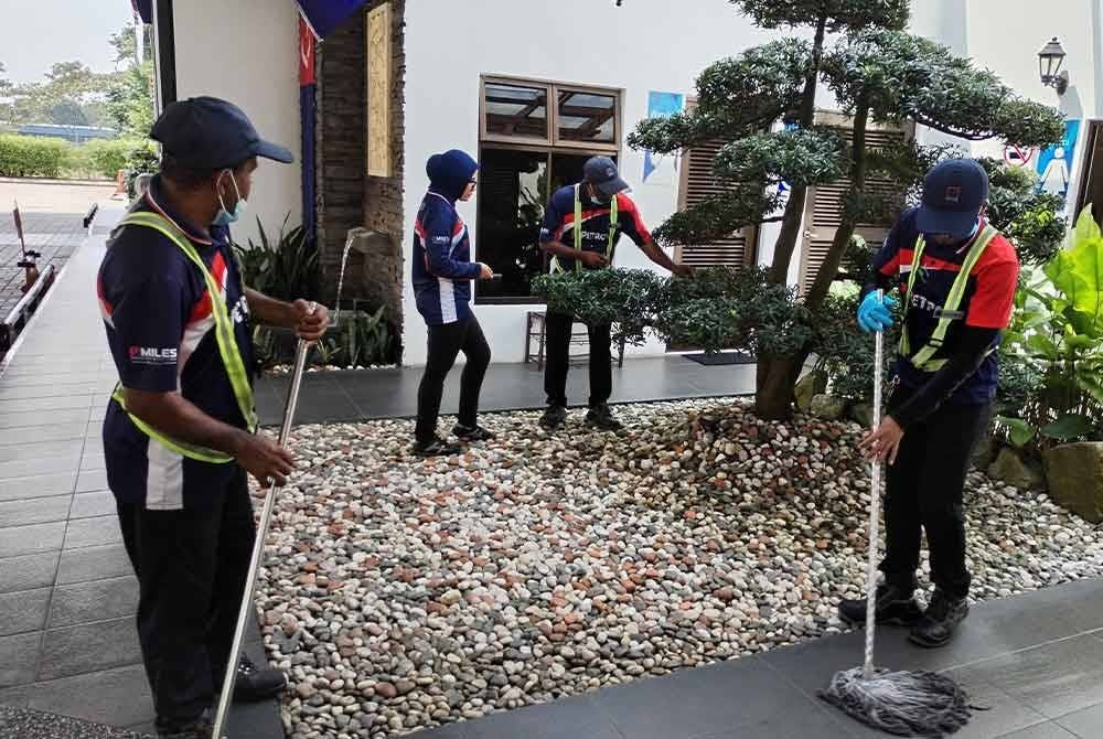 Kakitangan stesen minyak berbincang mengenai landskap dan melaksanakan kerja-kerja pembersihan dengan kerap bagi memastikan kawasan persekitaran stesen minyak berkenaan sentiasa berada dalam keadaan yang bersih.