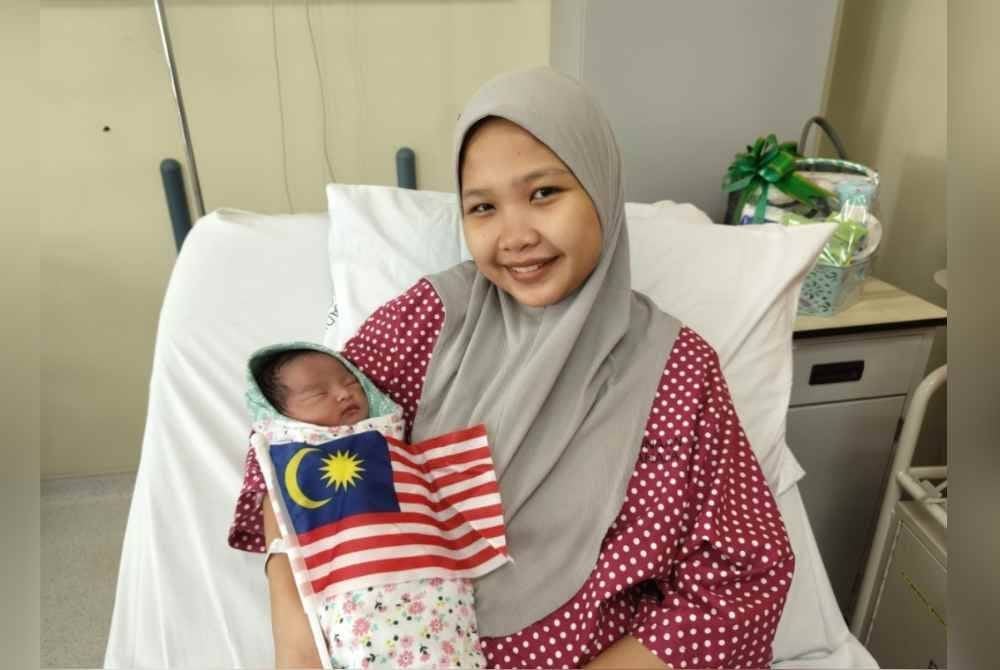 Adibah Aqilah bersama anaknya yang lahir pada hari merdeka.