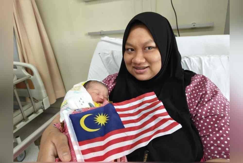 Ainul Rahmah bersama anak sulung yang lahir pada hari merdeka.