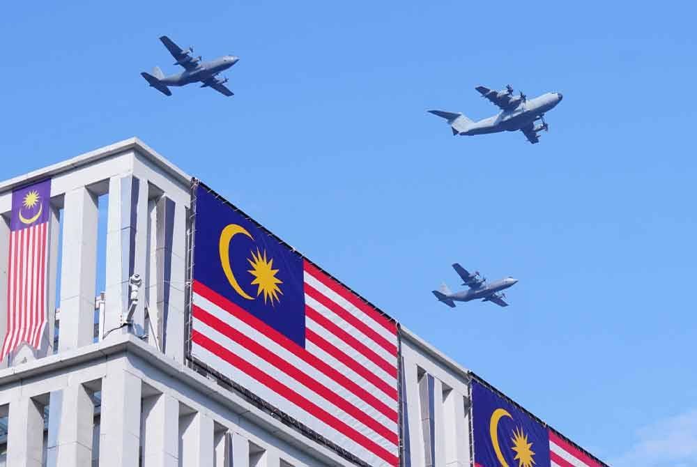 Antara pesawat pejuang yang ditonjolkan adalah Sukhoi Su-30MKM, F/A - 18D Hornet dan Bae Hawk. - FOTO: SINAR HARIAN/ABDUL HALIM ABDUL WAHID.