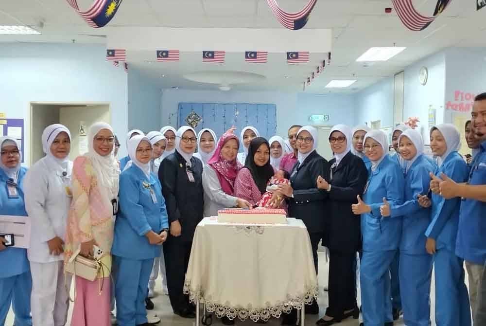 Dr Kasemani (tengah) bergambar bersama ibu dan bayi pertama dilahirkan sempena Hari Kebangsaan 2024 di Hospital Sultanah Nur Zahirah (HSNZ) Kuala Terengganu pada Sabtu.