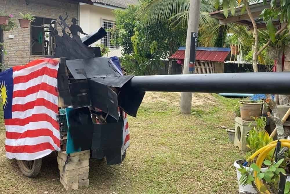 Seorang suri rumah dari Kampung Batu Papan di Gua Musang bermandi peluh selama seminggu bagi menyiapkan replika ikonik negara menggunakan barangan terbuang bagi menyertai pertandingan di bawah program rintis sempena bulan kemerdekaan.