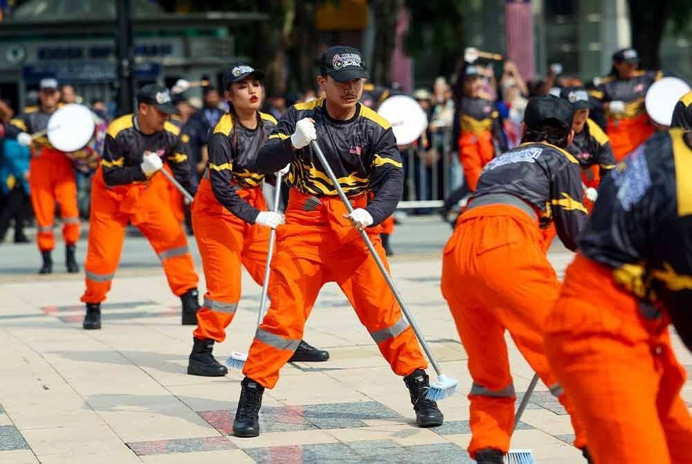 Tarian ‘Cuci Rasuah’ yang dipersembahkan pada Sambutan Hari Kebangsaan 2024 di Dataran Putrajaya, di sini pada Sabtu. Foto Bernama