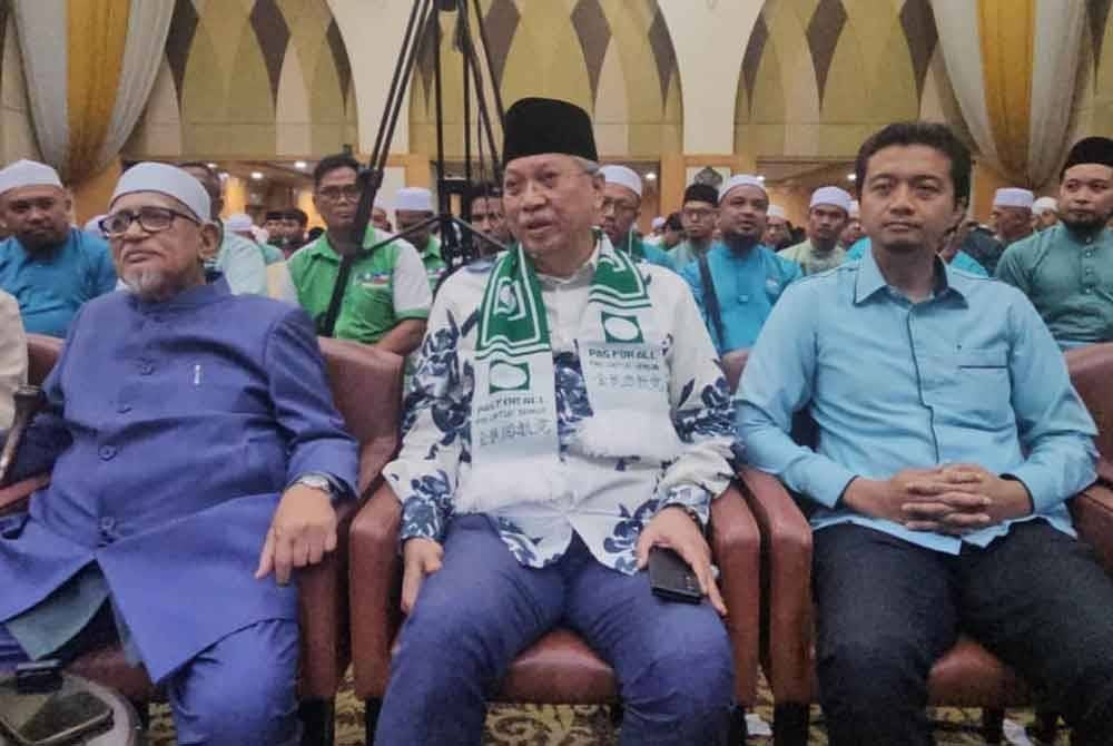 Annuar (tengah) ketika sidang akhbar selepas hadir pada Konvensyen Pas di Kota Kinabalu pada Sabtu.