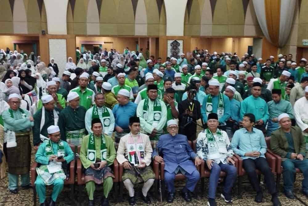 Abdul Hadi (empat dari kiri) ketika hadir pada sidang akhbar dalam Konvensyen Pas Sabah di Kota Kinabalu pada Sabtu.