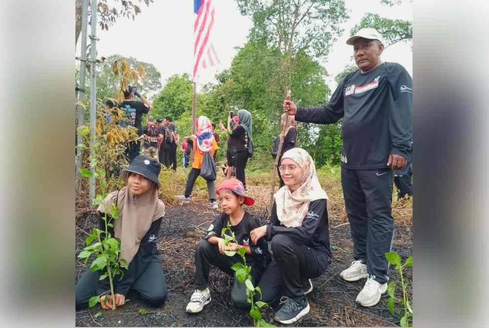 Para peserta menanam pokok bunga ditanam sebagai simbolik meraikan sambutan kemerdekaan pada tahun ini.