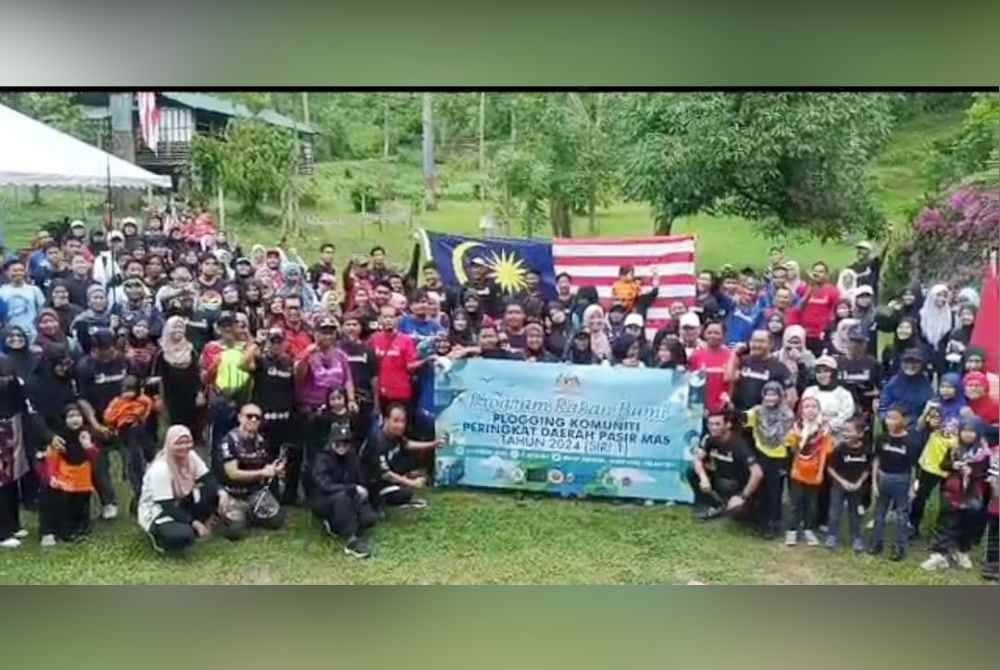 Seramai 300 peserta mendaki Bukit Kwong di Rantau Panjang sambil mengutip sampah dan menanam pokok bunga raya.