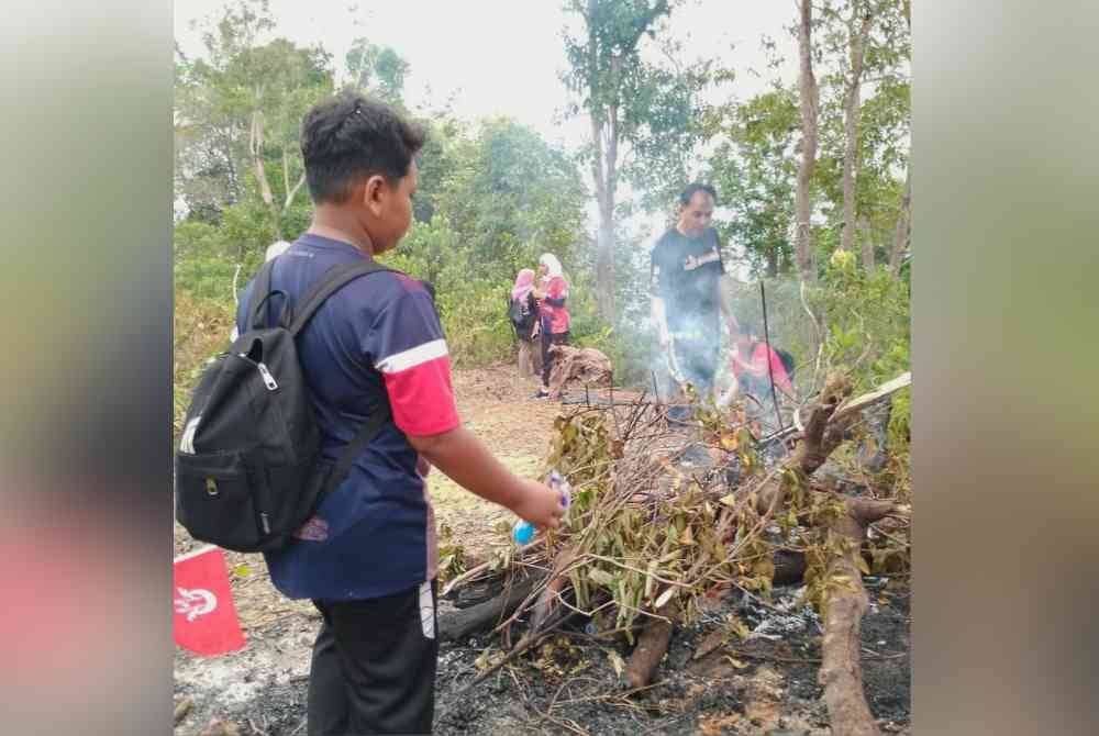 Para peserta turut mengutip sampah yang ditemui sepanjang pendakian.
