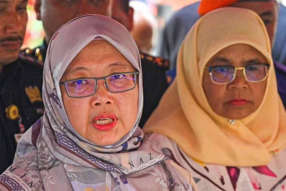 Zaliha (kiri) dalam sidang akhbar di lokasi kejadian pada Sabtu.