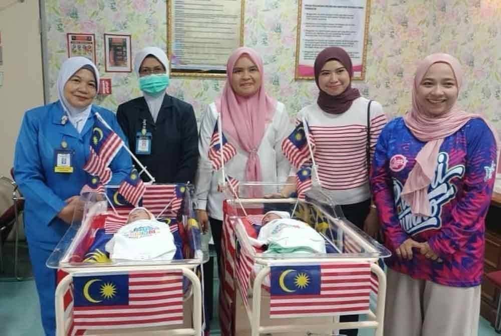 Dua 'bayi merdeka' yang selamat dilahirkan di Hospital Pekan pada Sabtu.