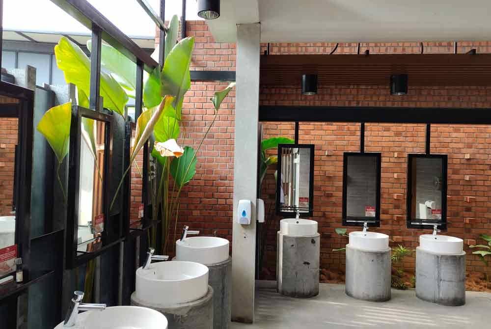 Hiasan dalam tandas berkonsep moden.