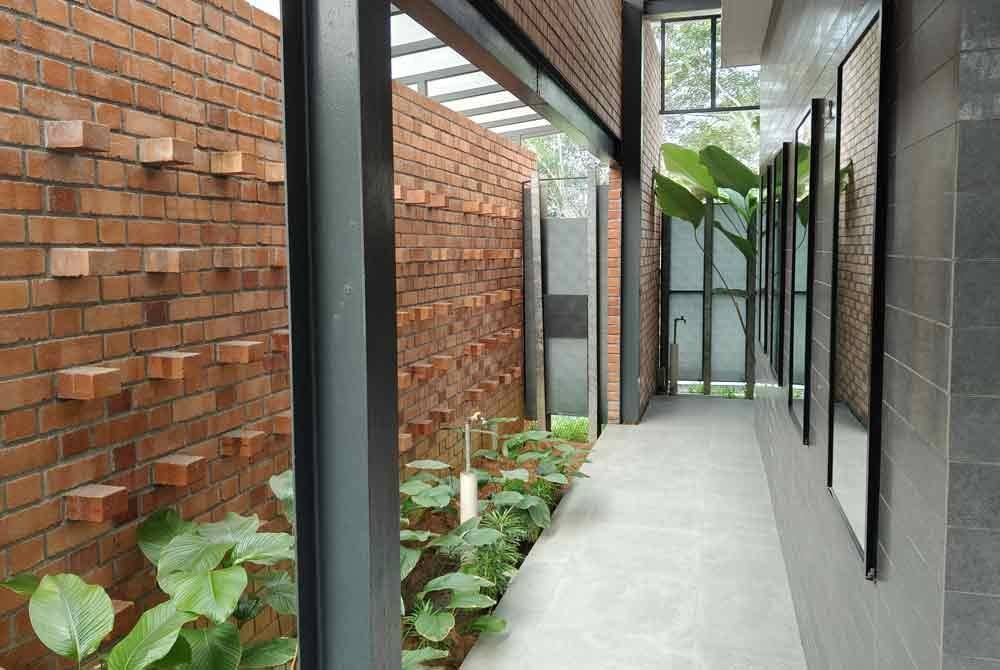 Tanaman hijau yang menghiasi tandas di kawasan R&R GCE Elmina.