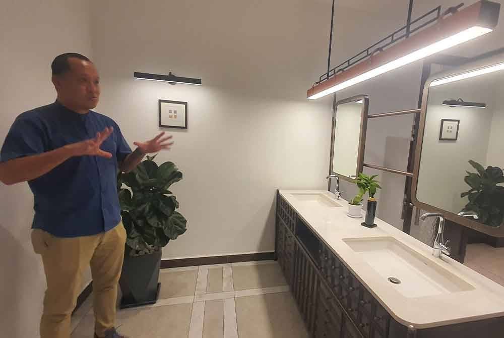 Peter ketika membawa Sinar Harian meninjau keadaan tandas di The George Penang yang memenangi anugerah TOTYA 2023 bagi kategori hotel.