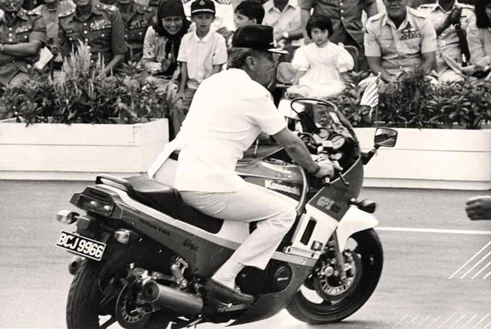 Almarhum Sultan Iskandar yang terkenal dengan minatnya terhadap motosikal berkuasa tinggi, membuatkan penonton kagum apabila Seri Paduka Baginda turun dari pentas dan menunggang sebuah motosikal Kawasaki. Foto Facebook Sultan Ibrahim Sultan Iskandar