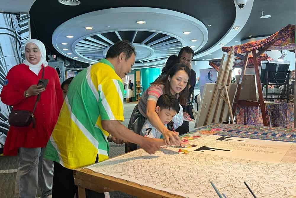 Pengunjung berpeluang melakukan aktiviti mewarna batik sempena tiga hari istimewa ulang tahun Menara Berkembar Petronas yang ke-25.