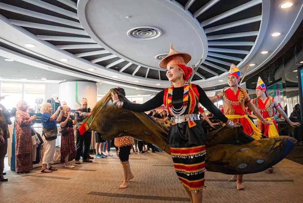 Persembahan kebudayaan yang diadakan di tingkat 83 sempena ulang tahun Menara Berkembar Petronas yang ke-25.