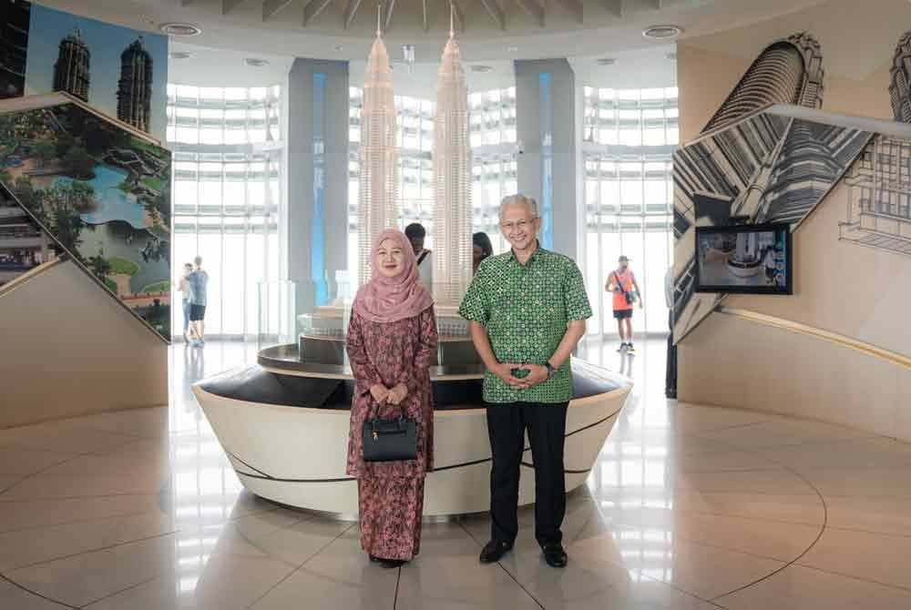 Zubaidah (kiri) bersama Ezarisma Azni (kanan).