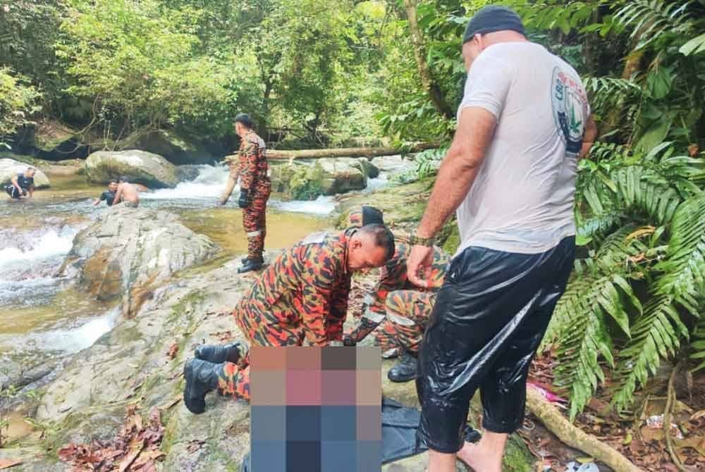 Mangsa dibawa naik ke darat oleh orang awam sebelum bomba tiba. Foto JBPM Perak