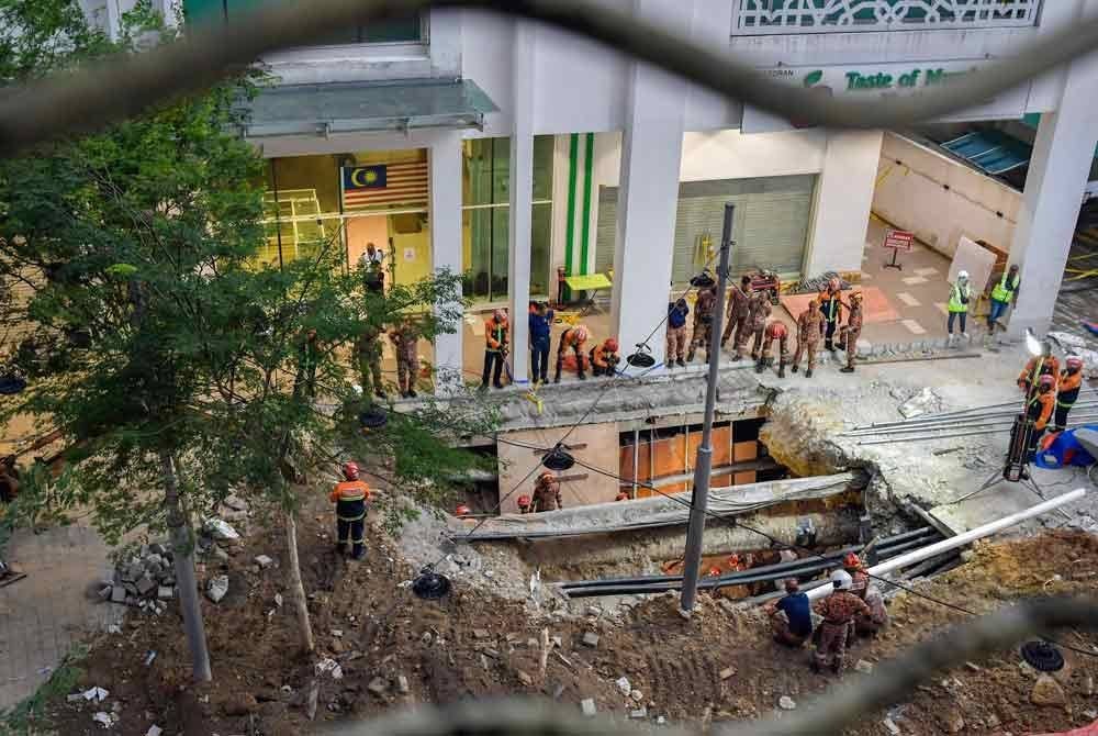 Pasukan SAR DBKL dan Jabatan Bomba dan Penyelamat mula mengemaskan peralatan dan barangan yang digunakan sepanjang sembilan hari SAR dijalankan selepas ia dihentikan dan kini memasuki fasa 'search and recovery. Foto Bernama