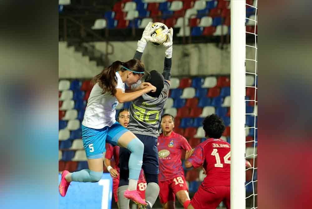 Penjaga Gawang Sabah FA, Malaysia, Nurul Azurin Mazlan menangkap bola dengan kemas dari tandukan penyerang pemain PFC Nasaf dari
Uzbekistan, Mehiribon Egamberdieva pada saingan Liga Champions Wanita Asia (AFC) di Stadium Likas, malam Sabtu. Foto Bernama