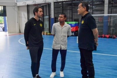 Hamidin (kanan) berbual bersama Pau Marti (kiri) dan Faisal. Foto Bernama