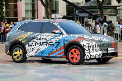 Kenderaan elektrik keluaran Proton e-MAS 7 membuat kemunculan pertama ketika acara perarakan dan perbarisan pada sambutan Hari Kebangsaan Ke-67 bertemakan "Malaysia Madani: Jiwa Merdeka” di Dataran Putrajaya, pada Sabtu. Foto Bernama