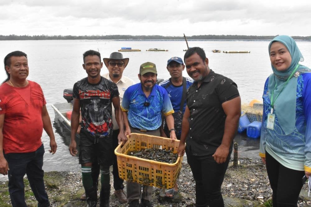 Pesuruhjaya Banci Pertanian 2024, Datuk Seri Dr Mohd Uzir Mahidin (tiga dari kiri) melihat ternakan kupang yang diusahakan sekumpulan masyarakat Orang Asli di Masai, Johor.
