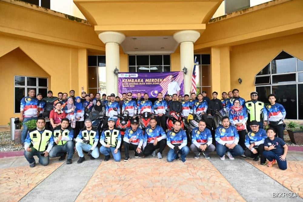 Peserta Kembara Merdeka Generasi Muda RISDA (KGMR) bergambar di pejabat RISDA Negeri Johor sebelum memulakan pengembaraan mereka ke beberapa lokasi terpilih.