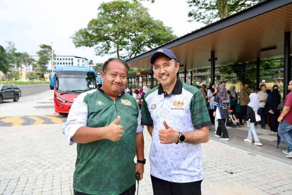 Mohd Jafni (kanan) meninjau hari pertama Zoo Johor dibuka semula selepas ditutup selama tiga tahun. Foto Facebook Mohd Jafni