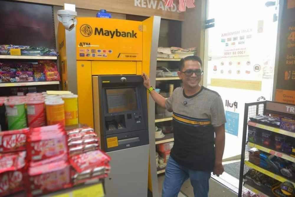 Mohd Azmawi Fikri sempat meninjau kemudahan mesin ATM ketiga di DUN Nenggiri yang terletak di stesen minyak berdekatan kawasan Rehat dan Rawat (RNR) Rantau Manis, Gua Musang.