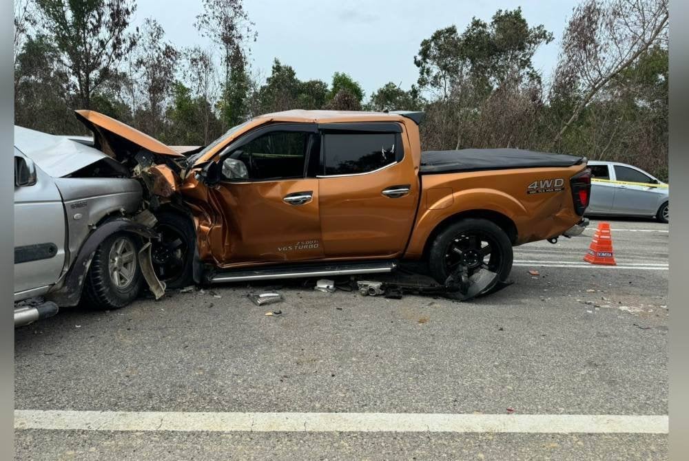 Keadaan dua pacuan empat roda jenis Nissan Navara dan Ford Ranger yang bertembung dalam kejadian di Kilometer 46, Jalan Kuala Terengganu-Kampung Raja di Setiu pada petang Sabtu.