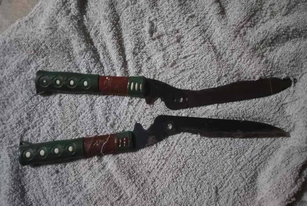 Suspek bertindak menyerang anggota bertugas menggunakan dua bilah gunting pokok.