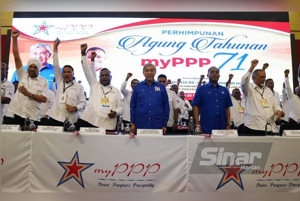 Ahmad Zahid (tengah) bersama Loga Bala Mohan (tiga dari kiri) pada Perhimpunan Agung Tahunan myPPP 2024 yang diadakan di Pusat Dagangan Dunia Kuala Lumpur (WTCKL) pada Ahad. Foto Sinar Harian-ROSLI TALIB