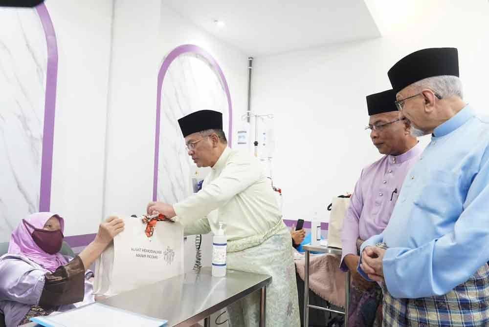 Mohd Na'im menyampaikan sumbangan kepada pesakit yang mendapatkan rawatan di PHMP cawangan Putrajaya.