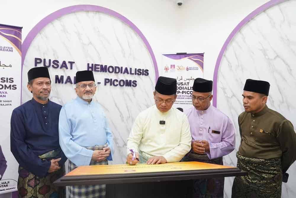 Mohd Na'im (tiga dari kanan) menandatangani plak perasmian pembukaan PHMP cawangan Putrajaya baru-baru ini.