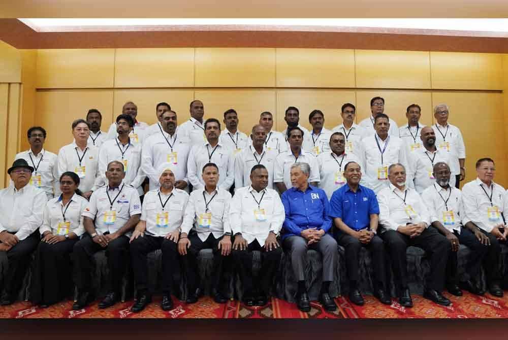 Pengerusi Barisan Nasional, Datuk Seri Dr Ahmad Zahid Hamidi (lima dari kanan) bersama Presiden MyPPP, Datuk Dr Loga Bala Mohan (enam dari kiri) bergambar pada Perhimpunan Agung Tahunan MyPPP ke -71 yang diadakan di WTCKL pada Ahad.