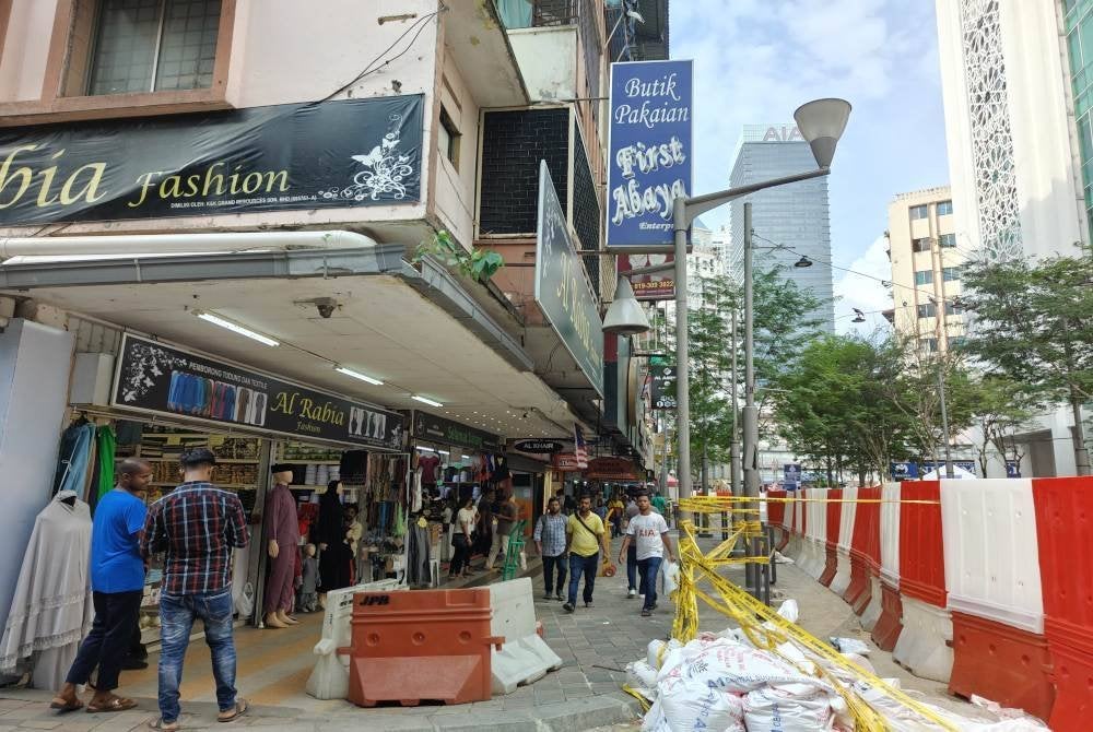 Operasi perniagaan beroperasi seperti biasa namun lokasi kejadian terus ditutup bagi laluan pengguna.