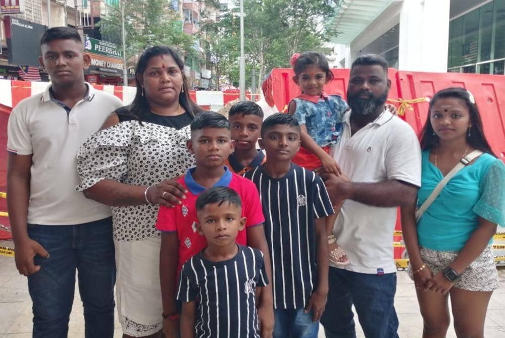 Kalaichelvi (dua dari kiri) bersama suami dan anak-anak mengambil peluang hujung minggu untuk lihat secara dekat lokasi kejadian.