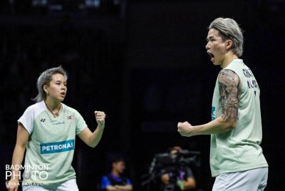 Tang Jie (kanan) dan Ee Wei meraikan kejuaraan Terbuka Korea selepas menewaskan pasangan China dalam aksi final di Seoul pada Ahad. Foto Agensi