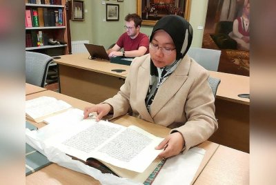 Penyelidik UniSZA, Prof Madya Dr Zurita Mohd Yusoff melihat manuskrip yang akan digitalkan.