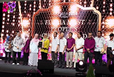 Zaliha (empat dari kiri) menyampaikan sijil dan trofi kepada Maimunah (lima dari kiri) untuk Anugerah Pilihan Pengunjung Floria.