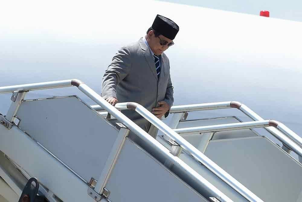 Prabowo ketika tiba di Papua New Guinea dalam satu lawatan beliau sebagai Menteri Pertahanan.