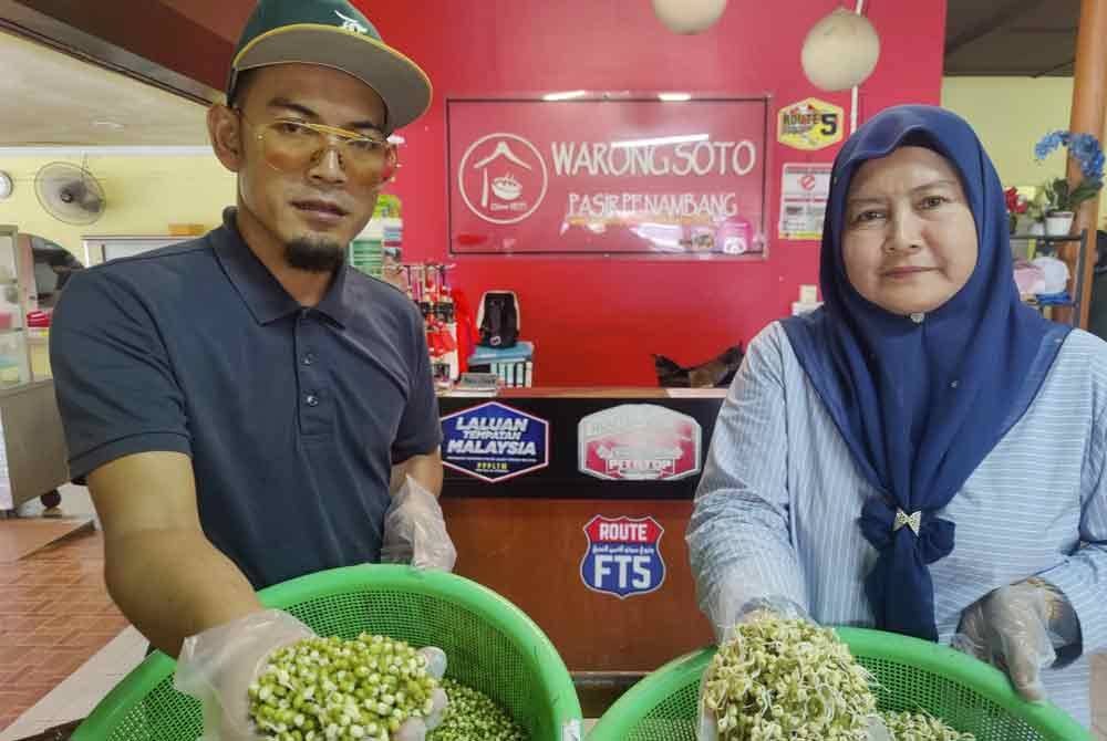 Mohamad Nor Helmy dan Nor Zakiah menunjukkan tauge yang ditanam mereka sendiri.